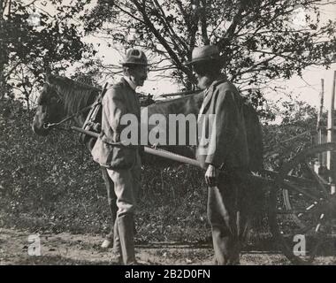 Antiquitätenfoto von 1898, indianischer gebürtiger Amerikaner Joseph Mingo (1826-1913) schüttelte mit einem weißen Gentleman, der in Martha's Vineyard, Massachusetts sprach. QUELLE: ORIGINALFOTO Stockfoto