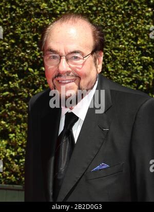***DATEIFOTO*** James Lipton Ist Vergangen. Los ANGELES, CA - 16. AUGUST: James Lipton nimmt am 16. August 2014 an den Creative Arts Emmy Awards 2014 der Television Academy im Nokia Theatre in Los Angeles, Kalifornien, teilzunehmen. Kredit: MPI99/MediaPunch Stockfoto