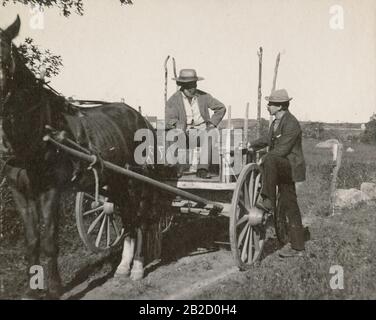 Antiquitätenfoto von 1898, indianischer gebürtiger Amerikaner Joseph Mingo (1826-1913) und ein weißer Herr, der in Martha's Vineyard, Massachusetts spricht. QUELLE: ORIGINALFOTO Stockfoto