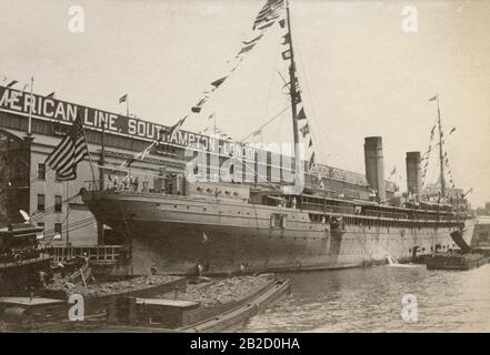 Antike Fotos vom 4. Juli 1898, "USS Saint Paul mit spanischen Gefangenen an Bord." Ort: Genaue Lage unbekannt, New York. QUELLE: ORIGINALFOTO Stockfoto