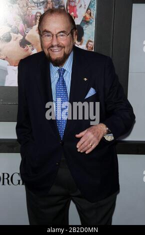 ***DATEIFOTO*** James Lipton Ist Vergangen. Dez. 2013: James Lipton im Giorgio Armani und Paramount Pictures präsentiert die US-Premiere des Wolf of Wall Street im Ziegfeld Theatre in New York City.Credit:RW/MediaPunch Inc Stockfoto