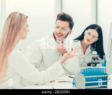 Team von Wissenschaftlern, die die Probleme von Coronavirus diskutieren Stockfoto