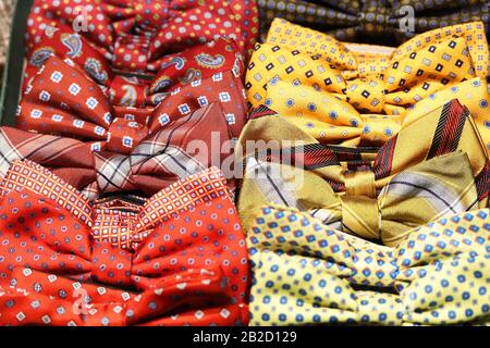 Viele bunte Schwärzchen in einem Ladenregal Stockfoto