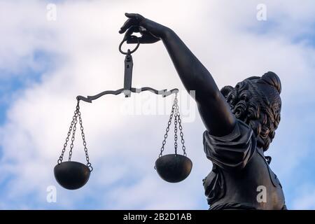 Justitia (Justitia) Skulptur auf dem Roemerberg Platz in Frankfurt am Main, erbaut 1887. Stockfoto