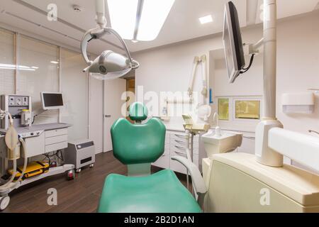 Moderne Zahnklinik, Zahnarztstuhl und anderes medizinisches Zubehör Stockfoto