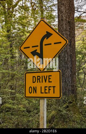 Fahren Sie auf dem linken Schild im Fiordland-Nationalpark, in der Nähe von Milford Sound, Southland Region, South Island, Neuseeland Stockfoto