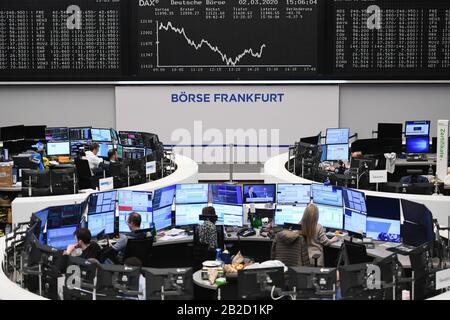 Frankfurt, Deutschland. März 2020. Am 2. März 2020 arbeiten Händler an der Frankfurter Börse in Frankfurt. Die deutschen Aktien sind am Montag nach unten gesunken, der Index des Dax ist um 32,48 Punkte oder 0,27 Prozent auf 11.857,87 Punkte gesunken. Credit: Lu Yang/Xinhua/Alamy Live News Stockfoto