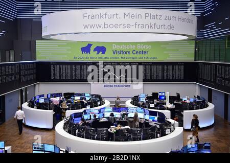 Frankfurt, Deutschland. März 2020. Am 2. März 2020 arbeiten Händler an der Frankfurter Börse in Frankfurt. Die deutschen Aktien sind am Montag nach unten gesunken, der Index des Dax ist um 32,48 Punkte oder 0,27 Prozent auf 11.857,87 Punkte gesunken. Credit: Lu Yang/Xinhua/Alamy Live News Stockfoto