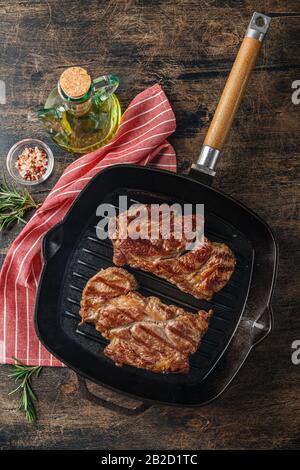 Zwei Frische Rohe Fleischgerichte Prime Black Angus Chuck Rollsteak in einer Grillpfanne mit Holzhintergrund. Draufsicht, Platz für Text. Draufsicht Stockfoto