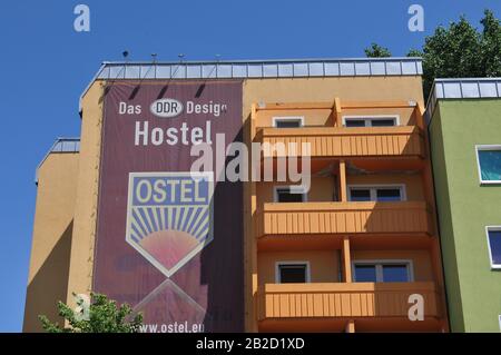 Hostel Ostel, Strasse der Pariser Kommune, Friedrichshain, Berlin, Deutschland Stockfoto