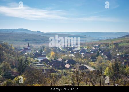 Blick auf ein typisches Dorf in Zentralrumänien an einem unstigen Herbstnachmittag Stockfoto