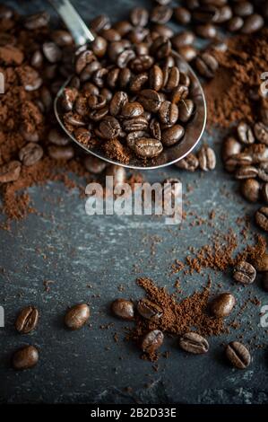 Löffel auf einem Tisch mit Kaffeebohnen Stockfoto