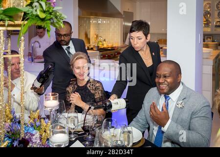 Elyse Lambert – der auf Platz 5 der höchsten Master Sommelier der Welt rangiert, gießt bei einer Wine Festival Dinner Party in Naples, Florida, ein Glas cabernet-sauger Stockfoto