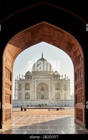 Blick von der Moschee auf Taj Mahal, Agra, Uttar Pradesh, Indien Stockfoto