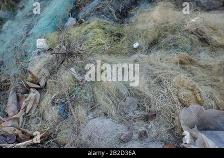 Haufen alter synthetischer Fischernetze. Schlechte Netzwerke und andere Müllabfälle Nahaufnahme. Abstrakter Hintergrund. Selektiver Fokus. Stockfoto