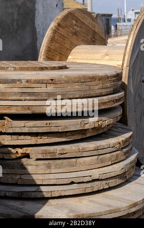 Mehrere zerlegte Holzpaviane an der Wand des Lagers. Aufnahmen im Freien. Selektiver Fokus. Ohne Menschen. Stockfoto