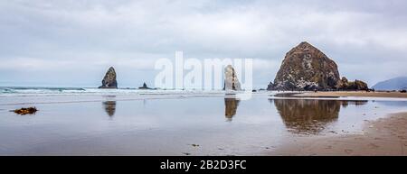 Heuhaufen Felsen und Die Nadeln bei Ebbe, Cannon Beach, Oregon Stockfoto