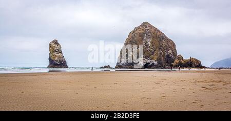 Heuhaufen Felsen und Die Nadeln bei Ebbe, Cannon Beach, Oregon Stockfoto