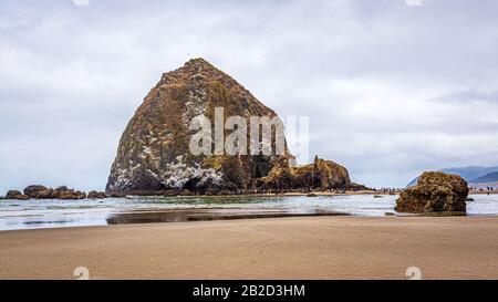 Heuhaufen Felsen bei Ebbe, Cannon Beach, Oregon Stockfoto