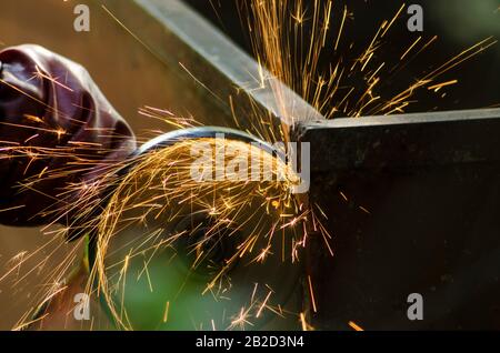 Metallschneiden. Metallschnitt mit Winkelschleifer. Mann schneidet Metall für Schrott Stockfoto