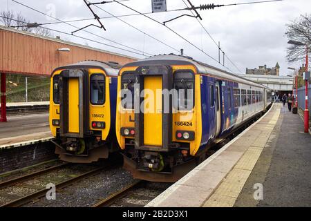 Klasse 156 Super-Sprinter-Diesel-Mehrfachzüge im Bahnhof Lancaster in Northern Trains livery Stockfoto