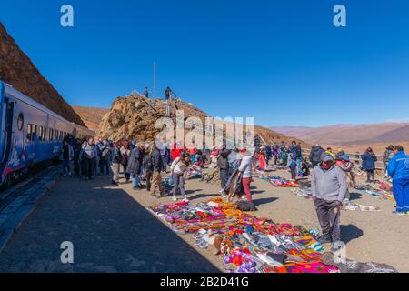 Markt am Viaducto La Polvorilla, 4200 m als, Endstation des "Tren a las Nubes", Provinz Salta, Anden, NW Argentinien, Lateinamerika Stockfoto