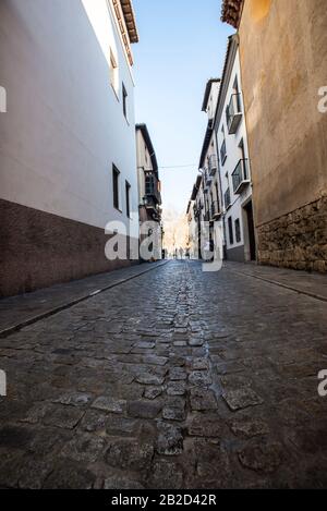 Enge Straße im Stadtteil Albaicin Stockfoto