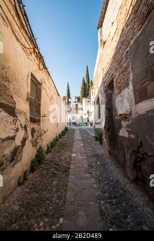 Enge und gepflasterte Straße im Albayzin-Viertel von Granada Stockfoto