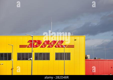 Przeclaw, Polen - 28. Februar 2020: DHL Parcel Customer Service Point mit stürmischem Himmel im Hintergrund. Das Unternehmen ist in über 220 Ländern und tätig Stockfoto