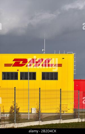 Przeclaw, Polen - 28. Februar 2020: DHL Parcel Customer Service Point mit stürmischem Himmel im Hintergrund. Das Unternehmen ist in über 220 Ländern und tätig Stockfoto