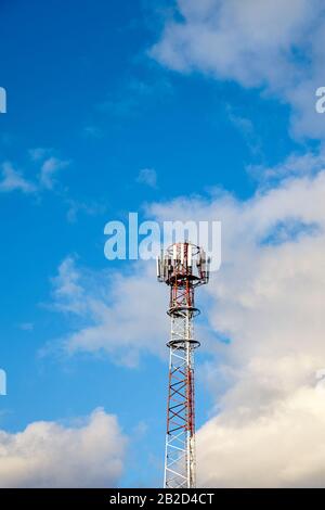 Fernmeldeturm mit Antennen gegen den Himmel. Stockfoto