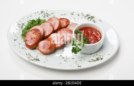 Mit Gemüse und Gewürzen gebratene, gehackte Würstchen auf weißem Hintergrund Stockfoto