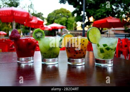 Caipirinha Trinken isoliert oder einfach zu schneiden. Traditionelles alkoholisches Getränk in Brasilien. Einfach Lecker. Stockfoto