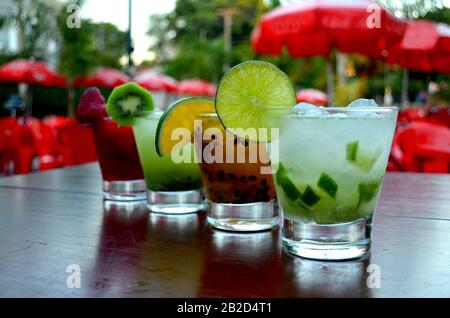 Caipirinha Trinken isoliert oder einfach zu schneiden. Traditionelles alkoholisches Getränk in Brasilien. Einfach Lecker. Stockfoto