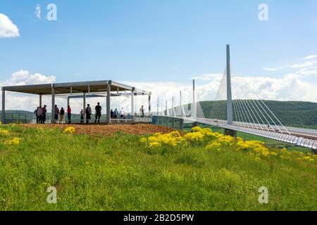 Frankreich, Viaduc de Millau (Viadukt Millau), überspannt den Fluss Tarn und den Aussichtspunkt belvedere Stockfoto