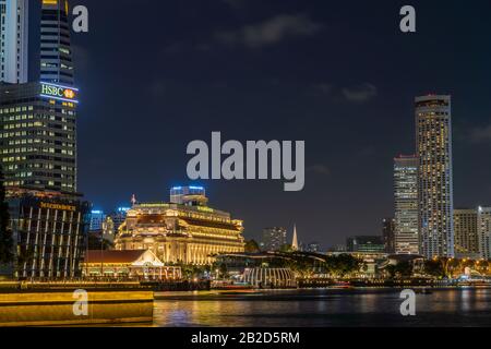 Singapur, Singapur - 13. FEBRUAR 2020: Blick auf die Skyline von Singapur City in der Nacht Stockfoto