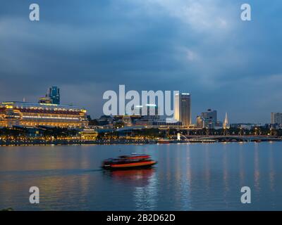Singapur, Singapur - 15. FEBRUAR 2020: Blick auf die Skyline von Singapur City in der Nacht Stockfoto