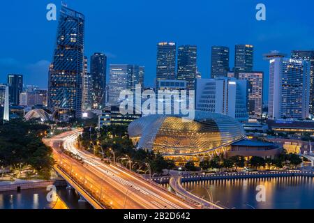 Singapur, Singapur - 12. FEBRUAR 2020: Blick auf die Skyline von Singapur City in der Nacht Stockfoto