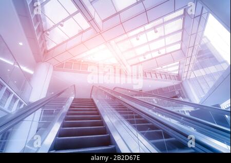 Rolltreppe im modernen Business-Center. Blaue straffende Bild Stockfoto
