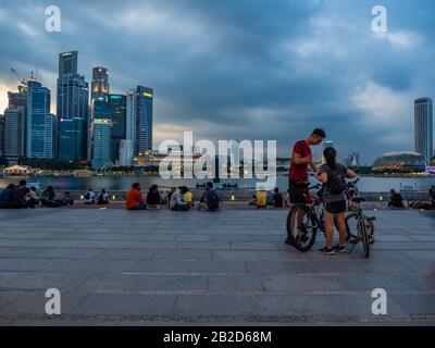 Singapur, Singapur - 15. FEBRUAR 2020: Blick auf die Skyline von Singapur City in der Nacht Stockfoto