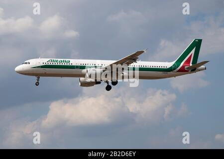 London/GROSSBRITANNIEN - 14. JULI 2018: Alitalia Airbus A321 i-BIXK Passagierflugzeug Landing at London Heathrow Airport Stockfoto