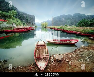 Erstaunlich morgen Ansicht mit vietnamesischen Boote am Fluss. Tam Coc, Ninh Binh,. Vietnam Reisen und Reiseziele Stockfoto