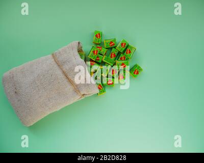 Deutschland, Berlin - 3. März 2020: Liebe Ist... Bubble Gum in Stofftasche . Verschiedene Aromen der Liebe Kauen Gum mit Linern Über die Liebe im Haufen. Stockfoto