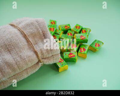 Deutschland, Berlin - 3. März 2020: Liebe Ist... Bubble Gum in Stofftasche . Verschiedene Aromen der Liebe Kauen Gum mit Linern Über die Liebe im Haufen. Stockfoto