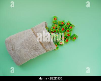 Deutschland, Berlin - 3. März 2020: Liebe Ist... Bubble Gum in Stofftasche . Verschiedene Aromen der Liebe Kauen Gum mit Linern Über die Liebe im Haufen. Stockfoto