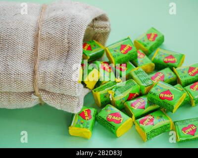 Deutschland, Berlin - 3. März 2020: Liebe Ist... Bubble Gum in Stofftasche . Verschiedene Aromen der Liebe Kauen Gum mit Linern Über die Liebe im Haufen. Stockfoto