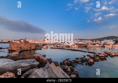 Naousa-Stadt - die wichtigste Touristenattraktion auf der Insel Paros, Kykladen. Hafen mit altem steinernem Venetian Castle für die Beguttung der ägetischen See. Wunderschönes s Stockfoto