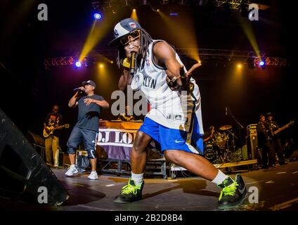 ***DATEIFOTO*** Flavor Flav Von Public Enemy Gefeuert. Las VEGAS, NV - 6. Juni: ***HAUSABDECKUNG * Chuck D und Flavor Flav, die am 6. Juni 2015 im Joint at Hard Rock Hotel & Casino in Las Vegas, NV mit Public Enemy auftreten. Kredit: Erik Kabik Photography./MediaPunch Stockfoto