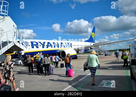 Passagiere, die in einem Ryanair Airbus A320-Flugzeug einsteigen Stockfoto