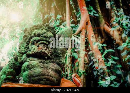 Steinerne Statue des Barong Lion Guardian vor der balinesischen hinduistischen Tempel. Traditionelle Kultur Mythologie in Bali, Indonesien Stockfoto